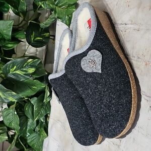 Tirol NWOB Made In Italy Merino Wool Gray Heart Accent Slippers 37/6.5